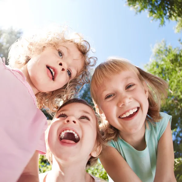 Crianças felizes se divertindo — Fotografia de Stock