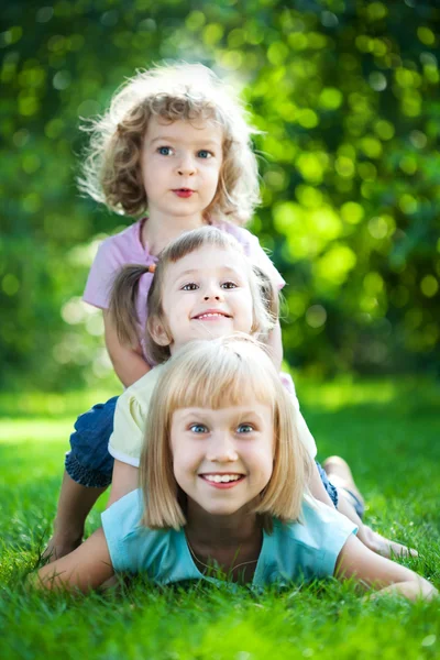 Barn som har picknick — Stockfoto