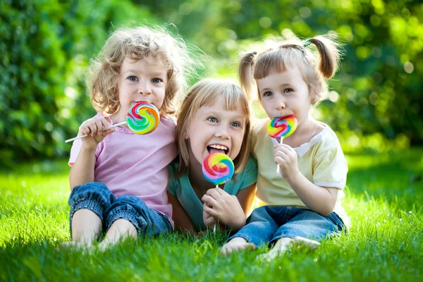 Dzieci urządzające piknik — Zdjęcie stockowe