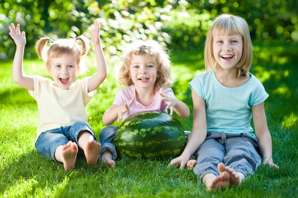 Niños haciendo picnic —  Fotos de Stock