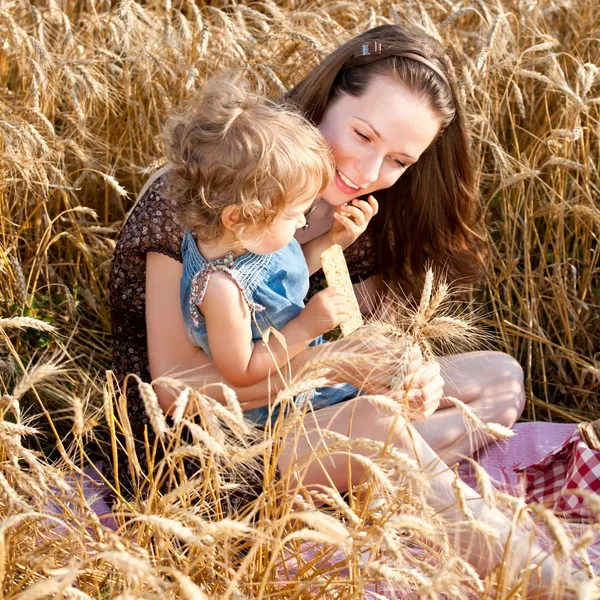 Frau und Kind im Weizenfeld — Stockfoto