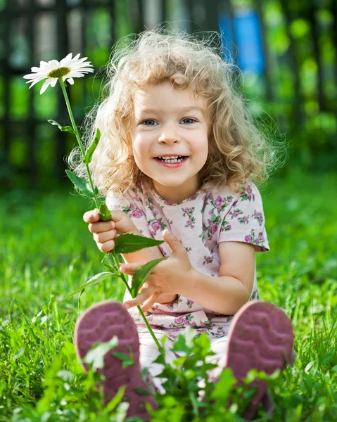 Kind mit Blume — Stockfoto