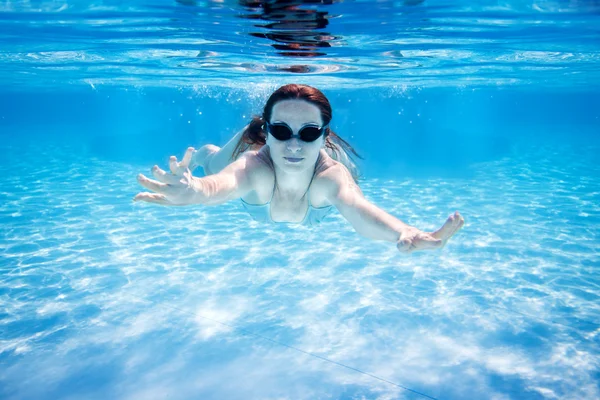 Sualtı Yüzme kadın — Stok fotoğraf