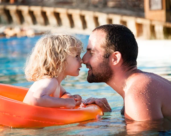 Enfant heureux jouant avec son père — Photo