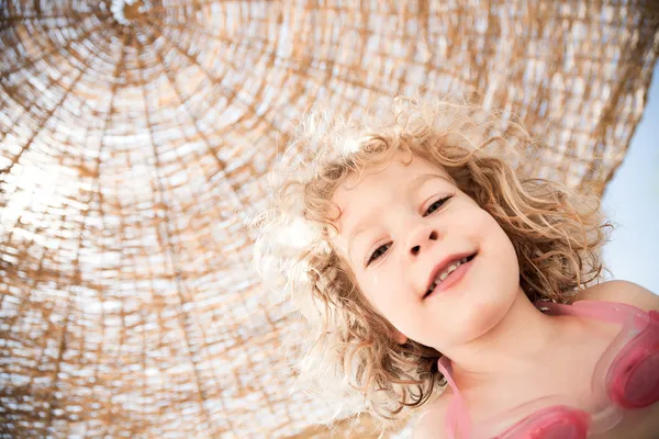 Kumsalda mutlu çocuk — Stok fotoğraf