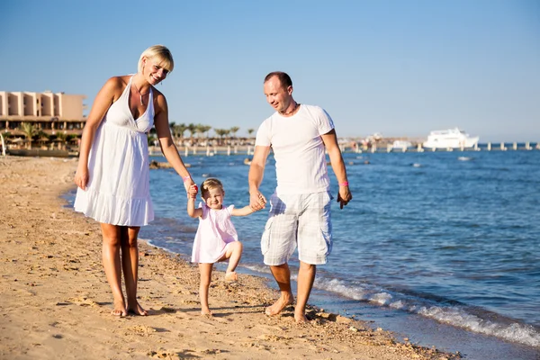 Lycklig familj spelar på stranden — Stockfoto
