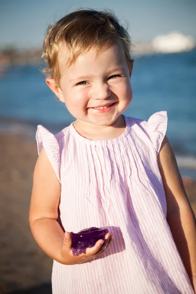 Child playing at the beach — Stock Photo, Image