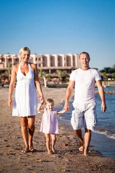 Glückliche Familie zu Fuß am Strand — Stockfoto