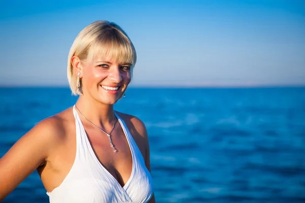 Uśmiechający się atrakcyjna dziewczyna nad morzem — Zdjęcie stockowe