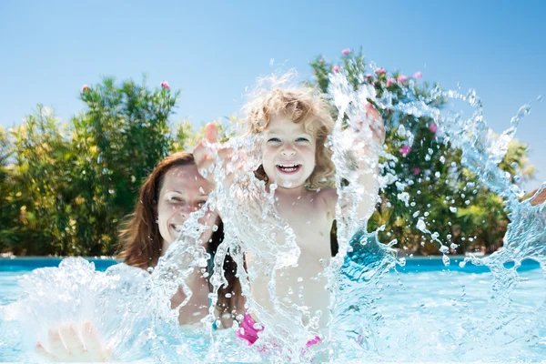 Kind met moeder in zwembad Rechtenvrije Stockfoto's