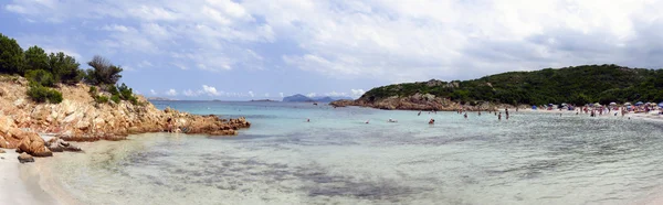 Panoramatický výhled na pláž prince v Smaragdové pobřeží Sardinie — Stock fotografie