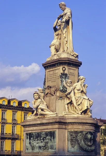 纪念碑的加富尔广场 carlina，都灵皮埃蒙特在意大利 — 图库照片