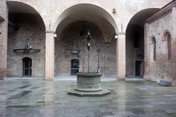 Courtyard of the well — Stock Photo, Image