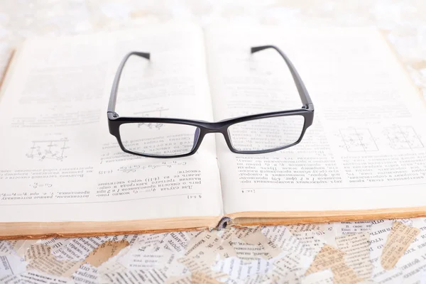 眼鏡を読む — ストック写真