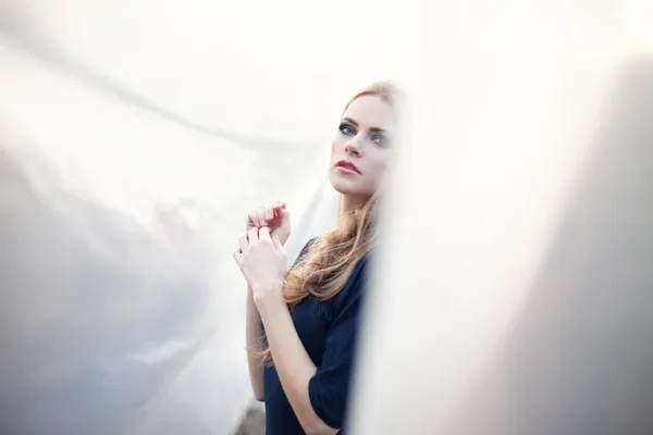 Sensuele mooi meisje in witte rook over aard — Stockfoto
