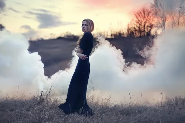 Sinnlich schöne Mädchen in Rauch auf die Natur — Stockfoto