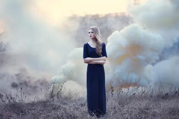 Sensual hermosa chica en humo en natur — Foto de Stock