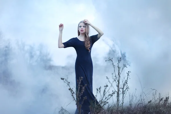Sensual hermosa chica en humo en la naturaleza — Foto de Stock