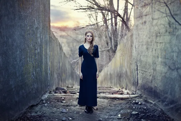 Mooi eenzaam meisje in lange jurk Stockfoto
