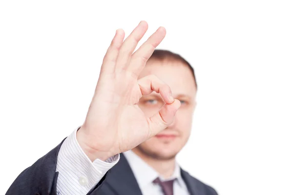 Junger Geschäftsmann zeigt Symbol OK isoliert auf weißem Hintergrund — Stockfoto