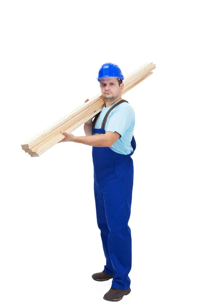 Trabalhador da construção civil carregando plancks de madeira — Fotografia de Stock