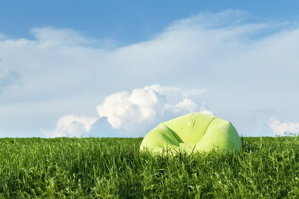 Sillón inflable al aire libre en la hierba —  Fotos de Stock