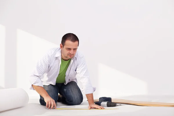 Укладання підлогового покриття в домашніх умовах - ізоляційний шар — стокове фото