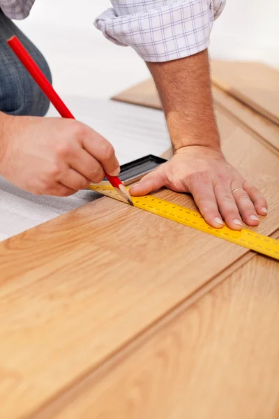 Measuring laminate flooring plancks — Stock Photo, Image
