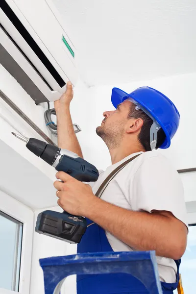 Installing air conditioning unit — Stock Photo, Image