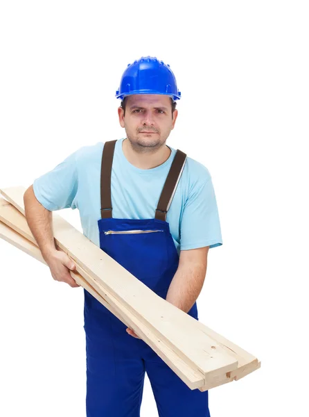 Trabalhador carregando plancks de madeira — Fotografia de Stock