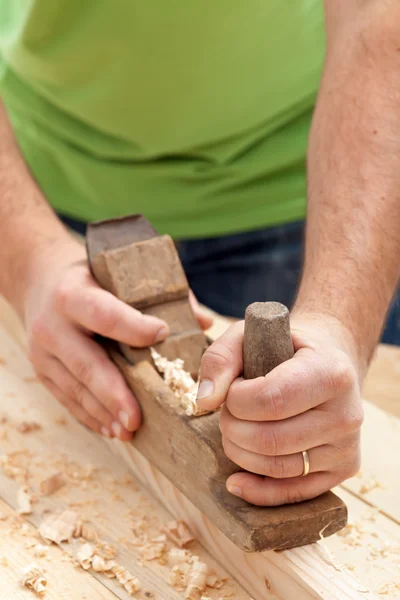 Carpintero o carpintero que trabaja con plano — Foto de Stock