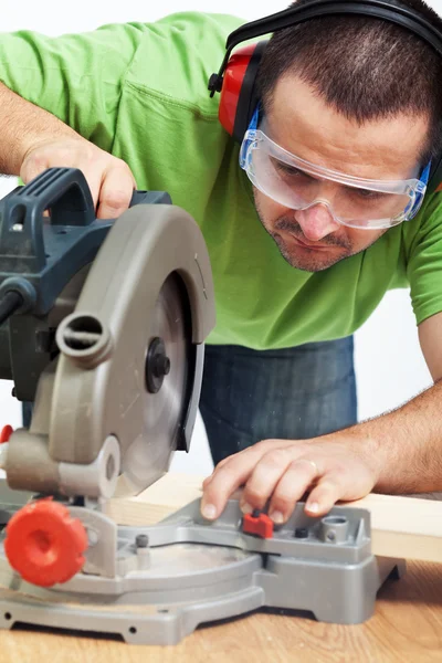 Carpinteiro ou marceneiro trabalhando com ferramenta elétrica — Fotografia de Stock