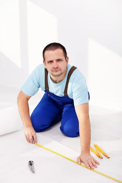 Melhoria da casa - homem que coloca camada de espuma isolante — Fotografia de Stock