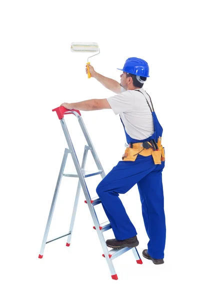 Klusjesman of werknemer schilderij met rolborstel — Stockfoto