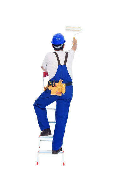 Handyman o pintura de trabajador con cepillo de rodillo en una escalera — Foto de Stock