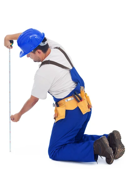 Práctico hombre o trabajador de la construcción de medición — Foto de Stock
