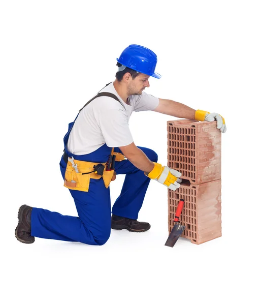 Trabalhador que coloca tijolos - isolado — Fotografia de Stock