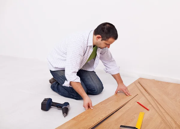 Casual homem ou trabalhador instalando piso — Fotografia de Stock