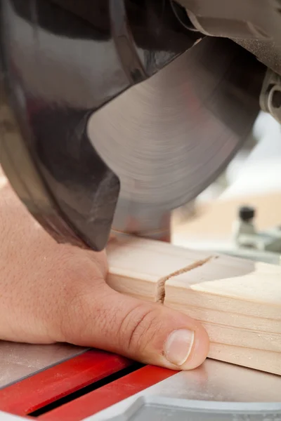 Seguridad laboral - hombre cortando el dedo con herramienta eléctrica — Foto de Stock