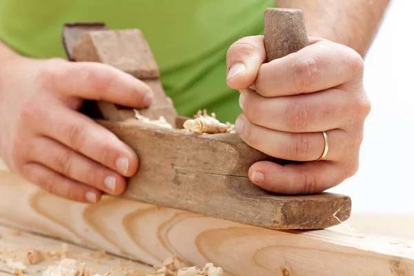 Robotnik ręce zbliżenie - struganie drewna — Zdjęcie stockowe