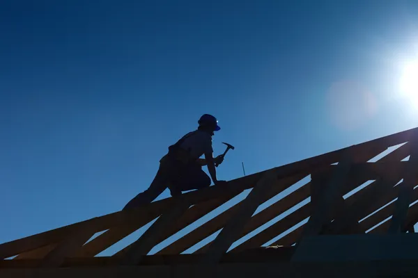 Carpenter or joiner working on top of the roof — Stock Photo, Image