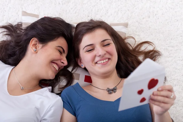 Les jeunes adolescents lisent une lettre d'amour — Photo