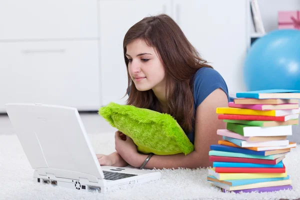 Teenager girl researching for a school project — Stock Photo, Image
