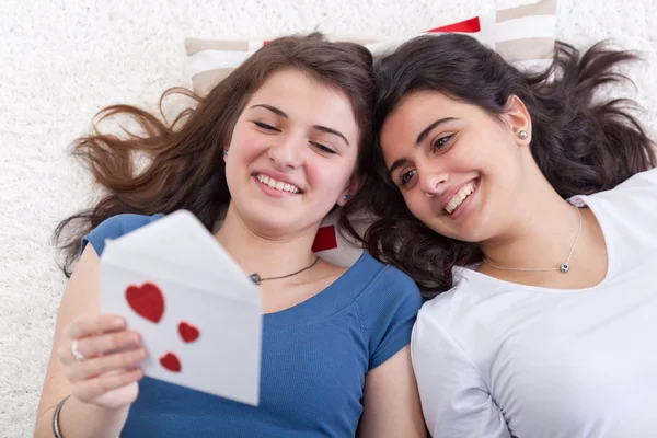 Mädchen haben Spaß beim gemeinsamen Lesen von Liebesbriefen — Stockfoto