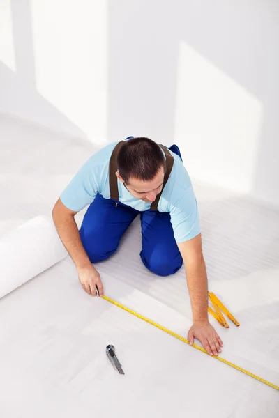 Укладання ламінованої підлоги в домашніх умовах — стокове фото