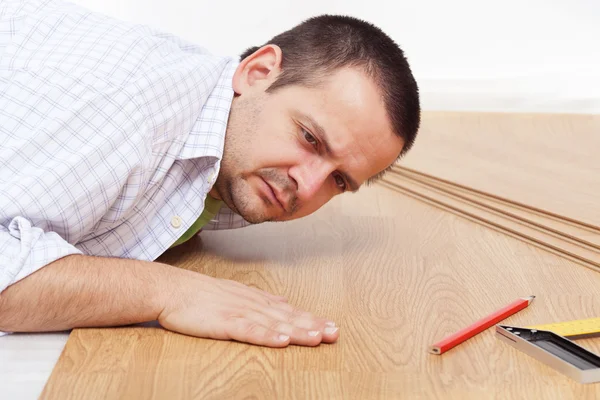 Układanie paneli podłogowych w domu — Zdjęcie stockowe