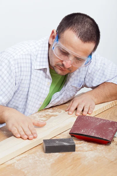 Man furbishing houten planck — Stockfoto