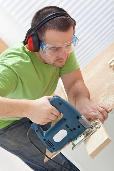Cutting wood with electric saw — Stock Photo, Image