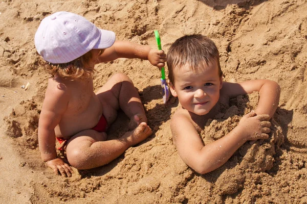 Kids playing in sand — Stock Photo, Image