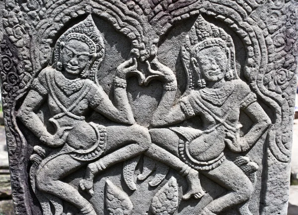 Apsara táncosok faragott a Bajon-templom, Angkorban, Kambodzsa — Stock Fotó